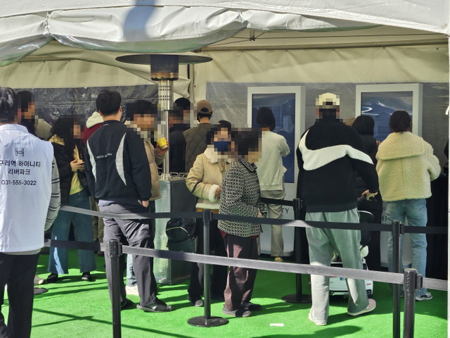 27일 구리역 하이니티 리버파크 견본주택에 입장하기 위해 대기줄이 만들어졌다./한국금융신문 조범형 기자