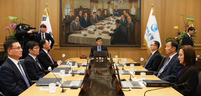이창용 한국은행 총재가 27일 오전 서울 중구 한국은행에서 열린 금융통화위원회 본회의를 주재하고 있다. 7인 체제 모습. / 사진제공= 한국은행(2026.01.15)