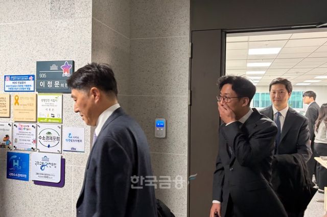 4일 국내 5대 원화 거래소(업비트·빗썸·코인원·코빗·고팍스) 대표단이 거래소 대주주 지분 제한과 관련한 업계 의견을 전달하기 위해 디지털자산TF 위원장인 이정문 의원실을 방문했다. 왼쪽부터 오경석 두나무 대표, 오세진 코빗 대표, 차명훈 코인원 대표가 의원실에서 나오고 있다. / 사진=한국금융신문(2026.2.4)