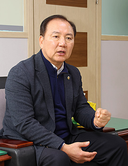 ▲ 지난 3일 이병윤 서울시의회 교통위원장이 서울시의회 출입상주기자단의 질문에 답하고 있다. 사진제공 = 서울시의회 출입상주기자단