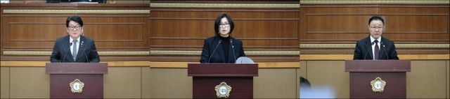 왼쪽부터 강동오, 최은하, 홍지광 의원이 펼치는 모습./사진제공=마포구의회