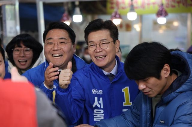 이동현 서울 중구청장 예비후보와 정원오 서울시장 예비후보가 백학 중앙시장에서 상인들과 소통하는 모습./사진제공=이동현 예비후보 캠프