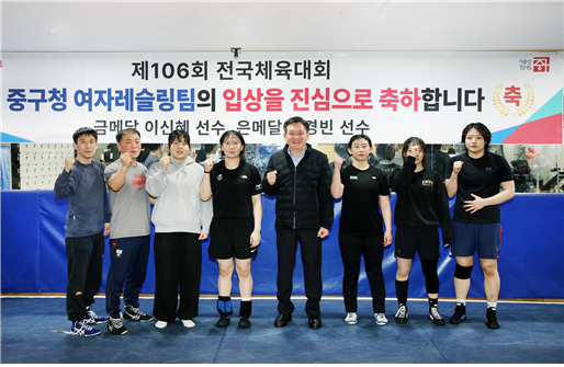 윤판오 서울중구의장이 중구 여자 레슬링 선수 훈련장을 방문해 선수들과 소통한 이후 기념촬영을 하는 모습./사진제공=의장실