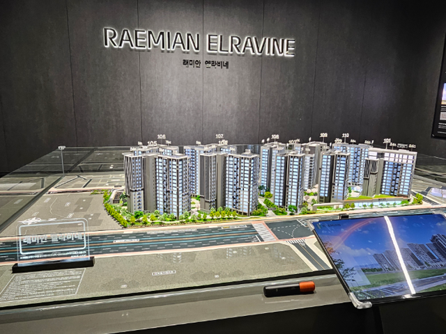 13일 삼성물산 건설부문은 송파구 문정동 래미안갤러리에 '래미안 엘라비네' 견본주택을 개관하고 분양에 돌입했다./한국금융신문 조범형 기자