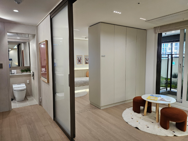 자녀방 가운데 설치된'넥스트 퍼니처'. 활용 목적에 따라 공간을 이동하거나 분리할 수 있는 시스템이다./한국금융신문 조범형 기자