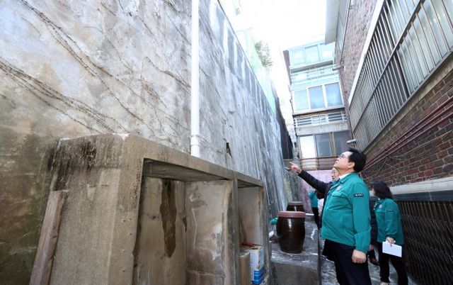 박일하 동작구청장이 13일, 동작구 사당동 한 주택가에서 해빙기를 맞아 노후 옹벽·석축 등 안전사고 예방을 위한 현장 점검을 하는 모습./사진제공=동작구
