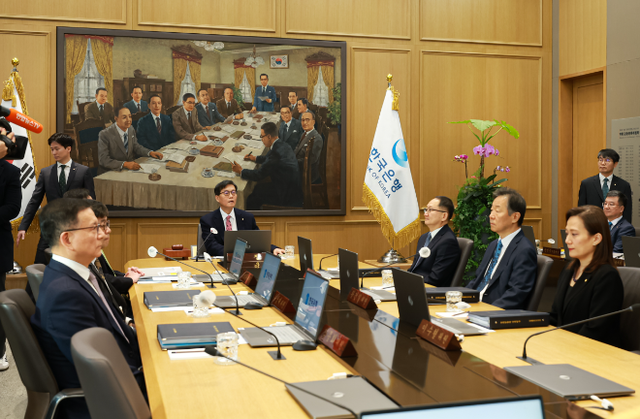 이창용 한국은행 총재가 26일 오전 서울 중구 한국은행에서 열린 금융통화위원회 본회의를 주재하고 있다. 7인 체제 모습. / 사진제공= 한국은행(2026.02.26)