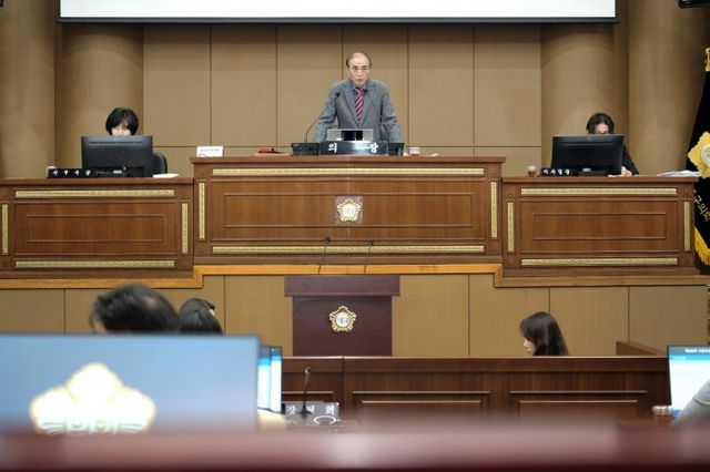 백남환 마포구의회 의장이 본회의를 주재하는 모습./사진제공=마포구의회