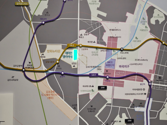 지난 13일 개관한 '래미안 엘라비네' 견본주택 내부에 설치된 위치도./한국금융신문 조범형 기자