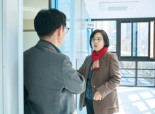 ▲ 이수희 강동구청장이 초등학교를 방문해 점검하는 모습. 사진제공 = 강동구