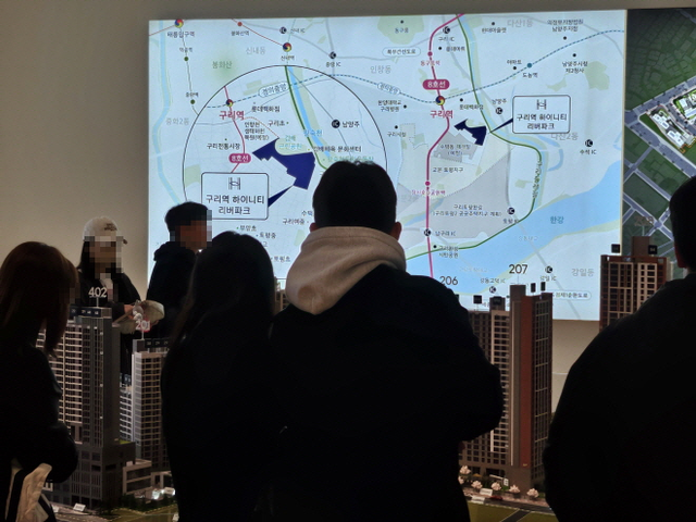 지난달 27일 DL이앤씨·GS건설·SK에코플랜트 컨소시엄이 '구리역 하이니티 리버파크' 견본주택을 개관하고 청약에 돌입했다./한국금융신문 조범형 기자