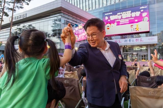 박강수 마포구청장이 어린이들과 인사를 나누는 모습./사진제공=마포구