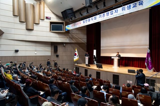 박강수 마포구청장이 일반음식점 기존영업자 위생교육에서 인사말을 하는 모습./사진제공=마포구