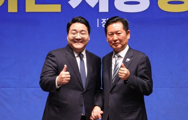 정청래 더불어민주당 당대표와 이동현 서울 중구청장 예비후보가 기념촬영을 하는 모습/사진제공=이동현 예비후보 선거 캠프