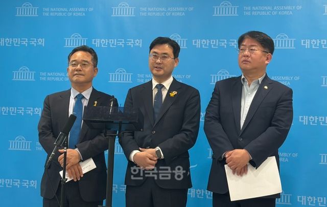 16일 민주당 디지털자산TF가 국회 소통관에서 기자회견이 끝나고 브리핑을 진행하고 있다. 왼쪽부터 민병덕, 이정문, 박민규 의원. / 사진= 한국금융신문(2026.4.16) 