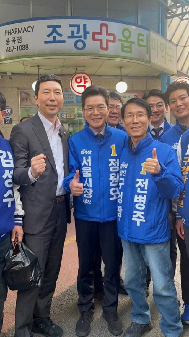 전병주 광진구청장 예비후보는 지난달 26일 정원오 서울시장 예비후보, 이정헌 국회의원(광진구 갑)과 함께 광진구의 대표 전통시장인 중곡동 제일시장을 방문해 민생 현장을 점검하고 지역 발전을 위한 의지를 다졌다./사진제공=전병주 광진구청장 예비후보