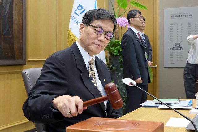 이창용 한국은행 총재가 10일 오전 서울 중구 한국은행에서 열린 금융통화위원회 본회의를 주재하고 있다. 의사봉을 두드리는 모습. / 사진제공= 한국은행(2026.04.10)