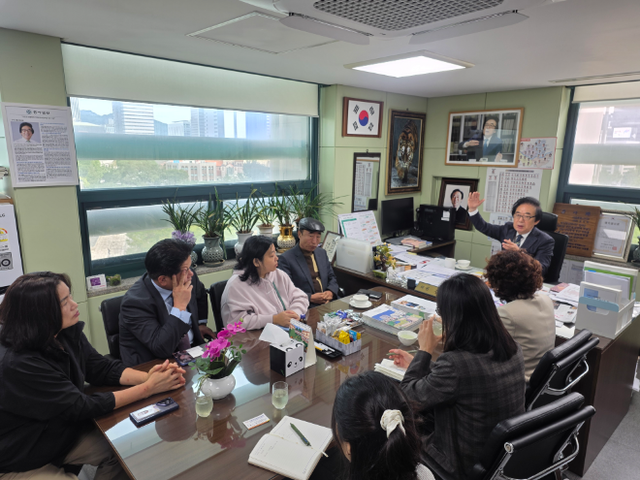 김기덕 서울시의원(마포구4, 사진 왼쪽에서 5번째)이 상암롯데쇼핑몰 집행부 회의를 열고 발언하고 있다./사진제공=김기덕 서울시의원 예비후보 캠프 