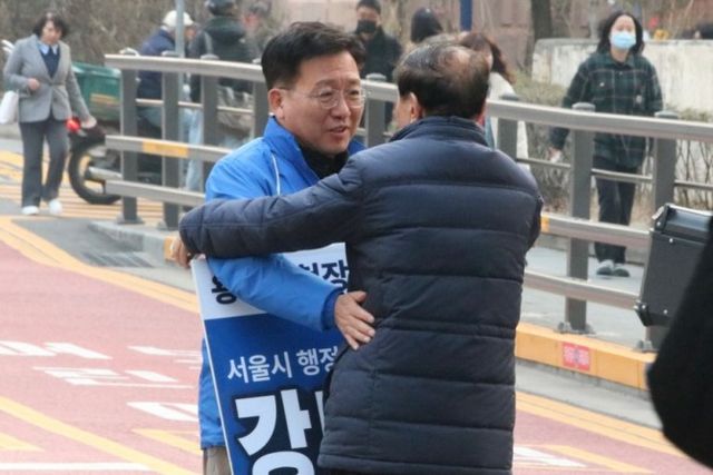 강태웅 더불어민주당 용산구청장 후보가 구민과 소통하는 모습./사진제공=강태웅 용산구청장 후보 선거 캠프