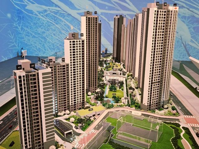 'e편한세상 부천 어반스퀘어' 단지 전경을 확인할 수 있는 모형도./한국금융신문 조범형 기자