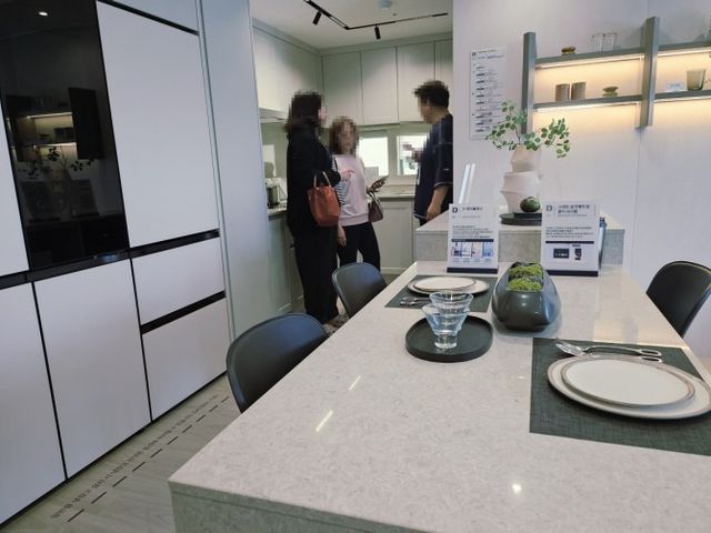 'e편한세상 부천 어반스퀘어' 74B㎡타입 주방을 확인하고 있는 방문객들./한국금융신문 조범형 기자