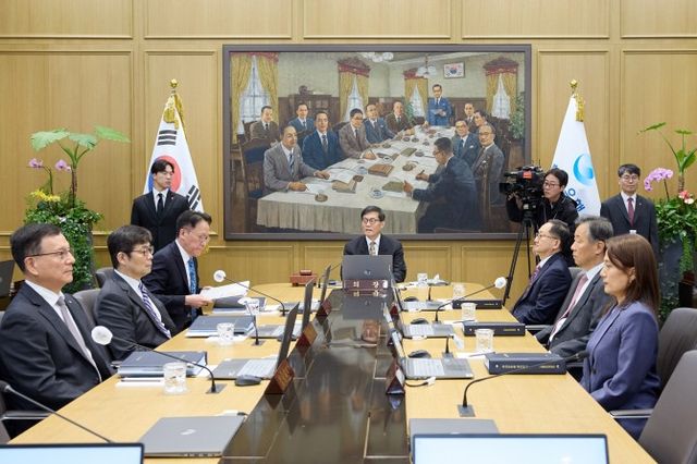 지난 4월 10일 당시 오전 서울 중구 한국은행에서 이창용 한국은행 전 총재가 금융통화위원회 본회의를 주재하고 있다. 7인 체제 모습. / 사진제공= 한국은행(2026.04.10)