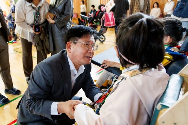 박강수 마포구청장이 한국우진학교 학생들과 소통하는 모습./사진제공=마포구