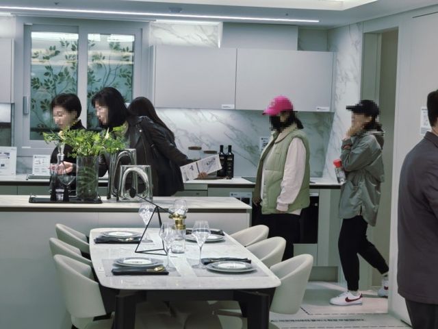 ‘풍무역세권 수자인 그라센트 2차’ 견본주택에서 방문객들이 105㎡타입 주방을 꼼꼼하게 확인하고 있다./한국금융신문 조범형 기자