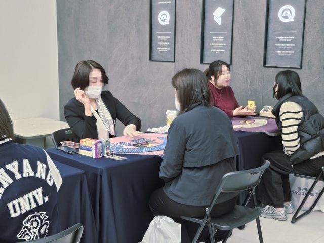 BS한양은 ‘풍무역세권 수자인 그라센트 2차’ 견본주택 내부에 타로점을 볼 수 있는 부스를 마련해, 방문객이 원할 경우 타로점을 받을 수 있도록 했다./한국금융신문 조범형 기자