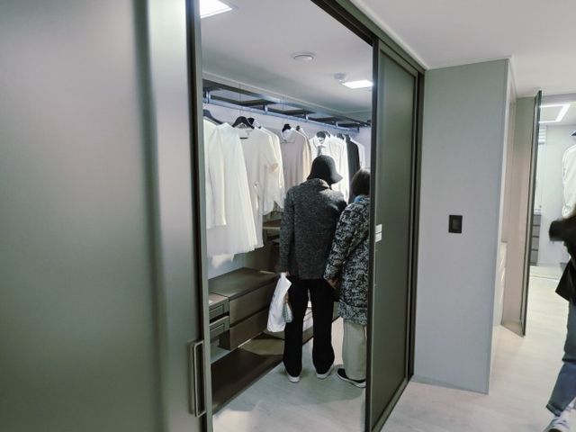 ‘풍무역세권 수자인 그라센트 2차’ 유니트 105㎡타입 안방의 드레스룸을 보고 있다./한국금융신문 조범형 기자