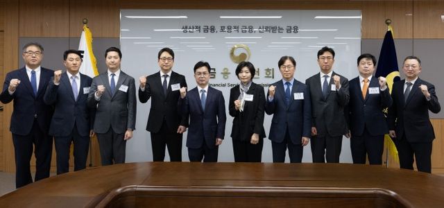 신진창 금융위원회 사무처장이 6일 오후 서울 종로구 정부서울청사에서 5대 가상자산거래소 대표, 디지털자산거래소 공동협의체(DAXA) 등이 참석한 가운데, 빗썸 오지급 사태 직후 구성된 긴급대응반의 점검결과 공유 및 향후 제도개선 방안 논의 등을 위한 간담회를 주재했다. / 사진제공= 금융위원회(2026.04.06)