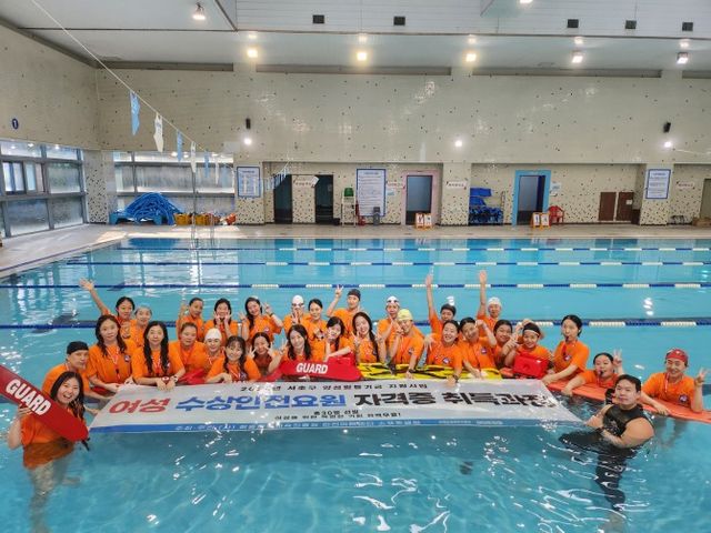 수상안전요원 양성 과정 교육생들이 기념촬영을 하는 모습./사진제공=청흥