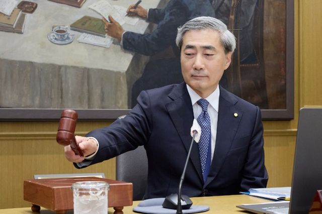 신현송 한국은행 총재가 28일 오전 서울 중구 한은에서 금융통화위원회 본회의를 주재하고 있다. 의사봉을 두드리는 모습. / 사진제공= 한국은행(2026.05.28)