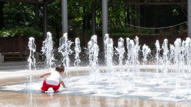 삼개어린이공원 바닥분수에서 놀고 있는 어린이./사진제공=마포구