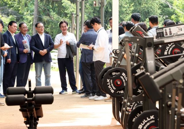 류삼영 동작구청장 당선인아사육신역사공원 머슬파크를 둘러보는 모습./사진제공=동작구