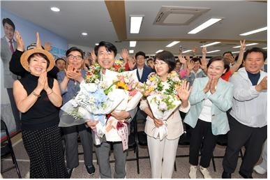 서강석 송파구청장(왼쪽에서 세번째)과 배우자 서경애 씨가 지지자들의 환호 속에 미소짓는 모습./사진제공=서강석 당선인 캠프