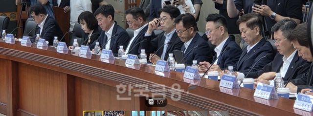 황성엽 금융투자협회장(오른쪽에서 세 번째)이 13일 여의도 금융투자협회에서 열린 금감원장-자산운용업계 CEO 간담회에서 발언하고 있다. / 사진= 한국금융신문(2026.07.13)