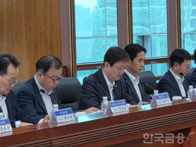 이찬진 금융감독원장(가운데)이 13일 여의도 금융투자협회에서 개최한 금투협회장, 20개 자산운용사 CEO와 간담회에서 발언하고 있다. / 사진= 한국금융신문(2026.07.13)