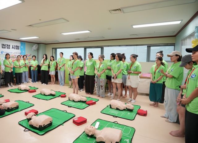 여성 수상안전요원 양성과정 프로그램에 참여자들이 심폐소생술(CPR) 교육을 받고 있다. /사진=청흥