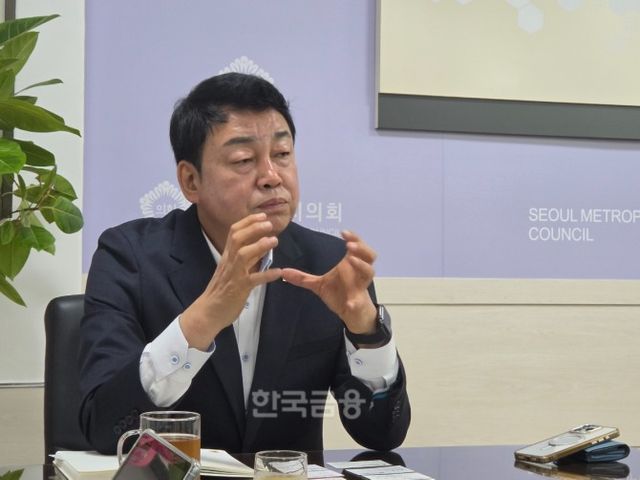 20일 서울시의회 부의장실에서 성흠제 서울시의회 부의장이 질문에 답하고 있다. /사진=조범형 기자