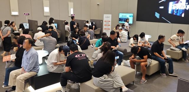 '호반써밋 첨단3지구' 견본주택 인파 사진. /사진제공=호반건설