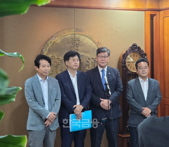 더불민주당 K자본시장특위는 27일 서울 여의도 금융투자협회에서 금투업계 간담회를 개최하고 단일종목 레버리지 상품 관련 대책을 논의했다. 간담회 후 기자들에게 브리핑하는 모습. / 사진= 한국금융신문(2026.07.27)