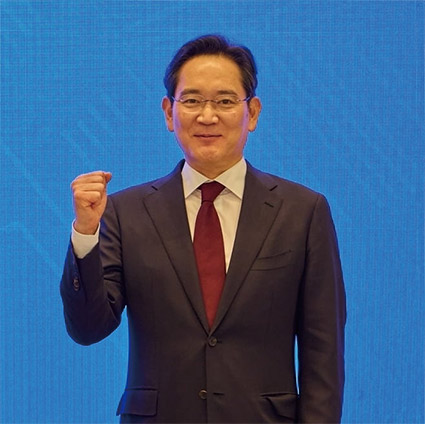 △ 1968년 6월생 / 경복고 / 서울대 동양사학 / 일본 게이오대 경영대학원 경영학(석사) / 미국 하버드대 경영대학원 경영학 박사 수료 / 1991년 삼성 공채 32기 입사 / 2001년 삼성전자 경영기획팀(상무보, 상무) / 2007년 삼성전자 CCO(전무) / 2010년 삼성전자 COO(부사장, 사장) / 2012년 삼성전자 부회장 / 2018년 삼성그룹 동일인(총수) 지정 / 2022년 삼성전자 회장(현재)