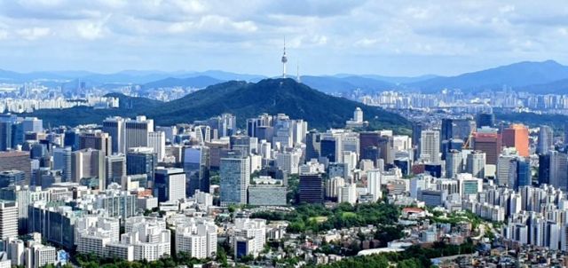 인왕산에서 바라본 서울 도심./사진=주현태 기자