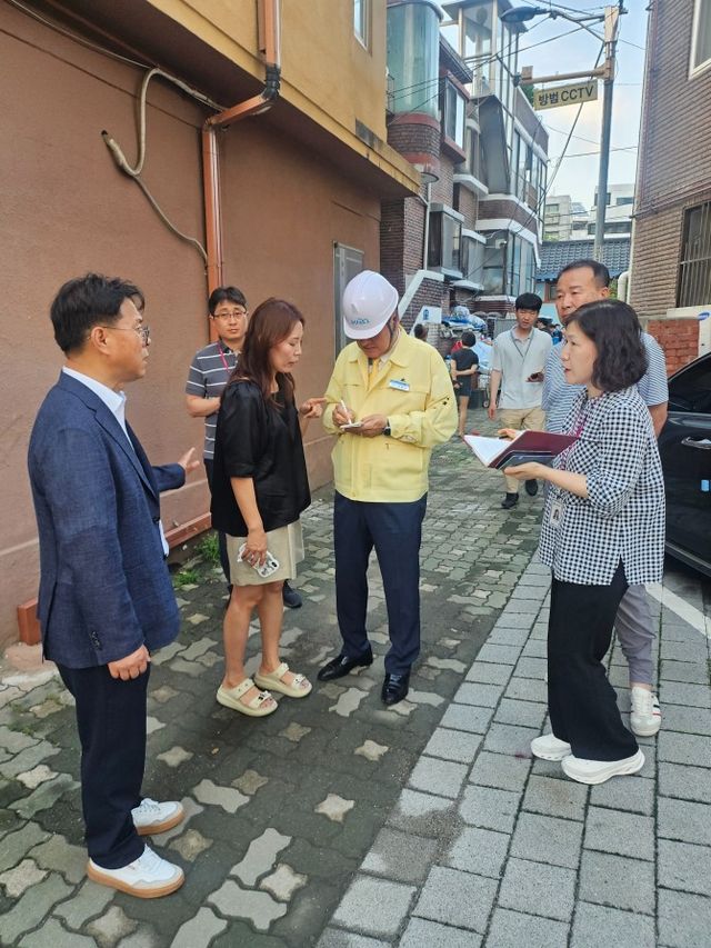 유동균 마포구청장과 남해석 마포구의회 의원이 염리동 정전 현장을 찾아 주민들과 소통하는 모습./사진제공=마포구민