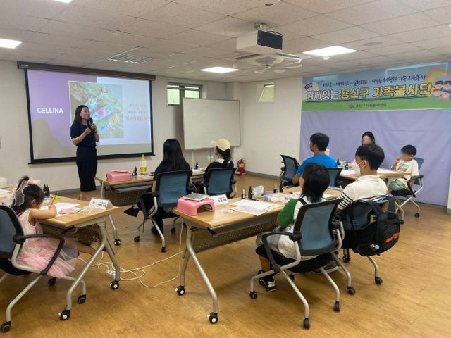 용산구가족봉사단이 관내 어린이를 대상으로 환경교육 활동을 펼치고 있다./사진제공=용산구