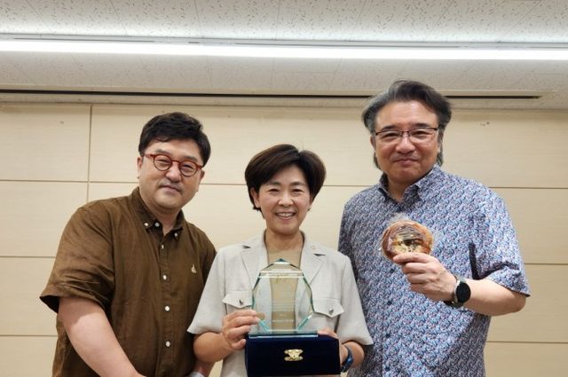 이정미 서울시의원이 서울 중구에서 활동하는 합창단으로부터 감사패를 전달받고 기념촬영을 하는 모습./사진제공=이정미의원실
