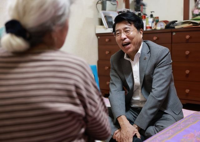 서강석 송파구청장이 홀몸어르신 가정을 찾아 소통하는 모습. /사진제공=송파구