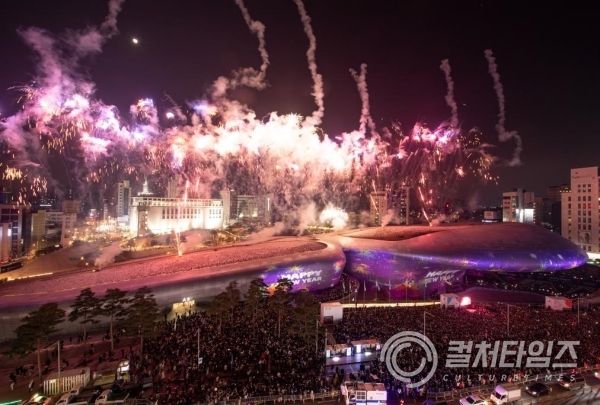 DDP에서 펼쳐진 카운트다운 불꽃축제.png