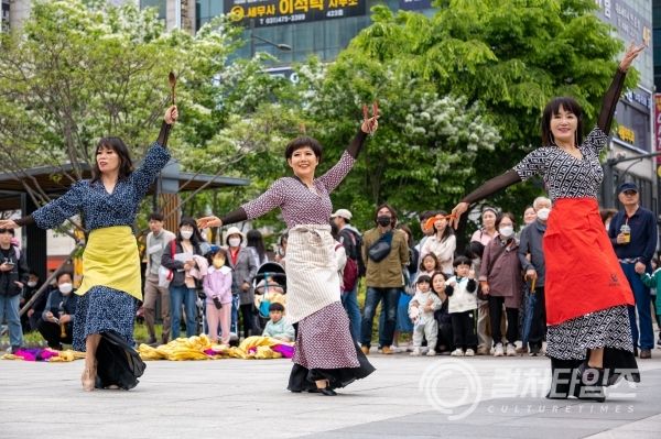[크기변환]2023 안산국제거리극축제 시민버전_아델라밸리댄스공연단.jpg